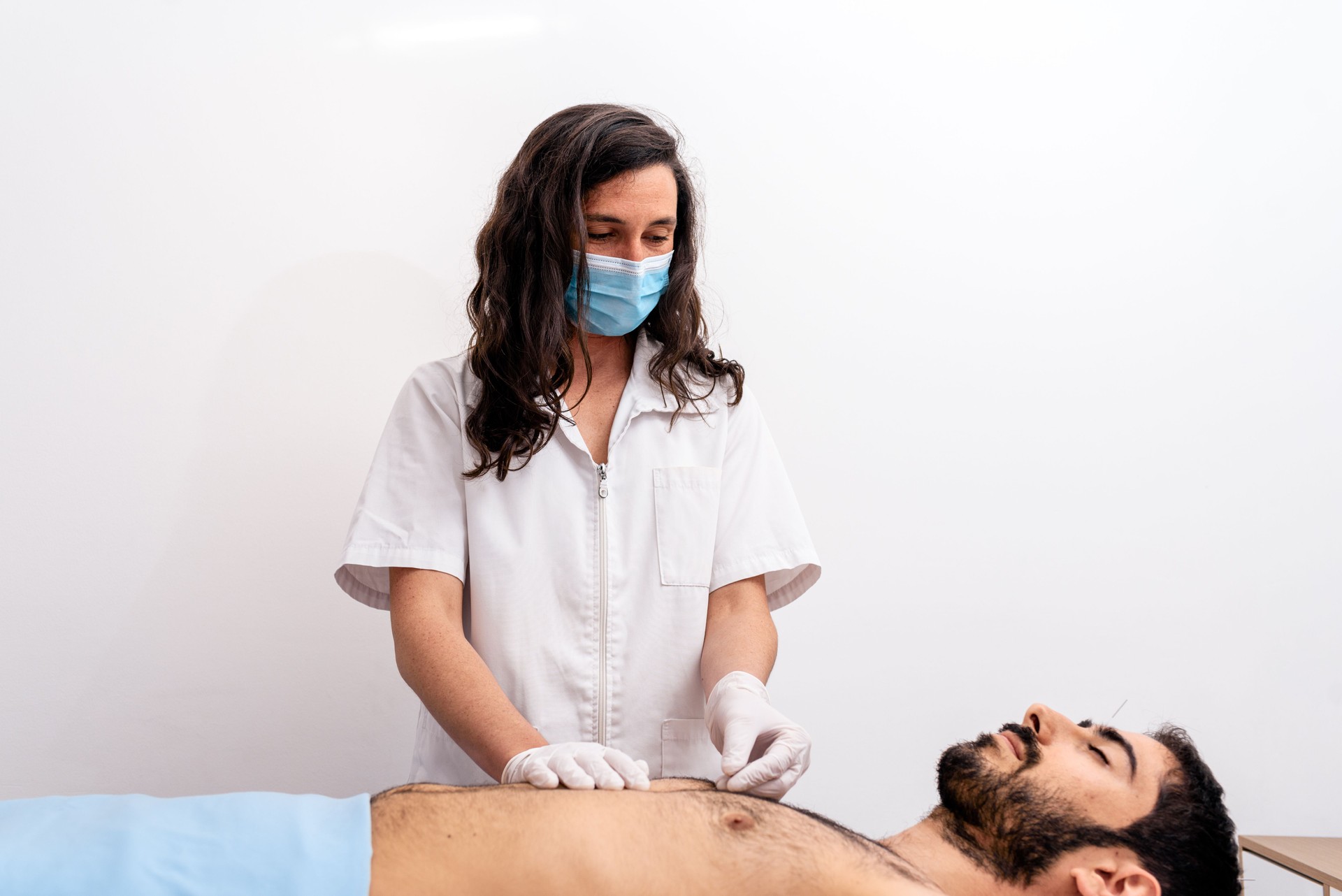 Hombre recibe tratamiento en Clínica de Fisioterapia