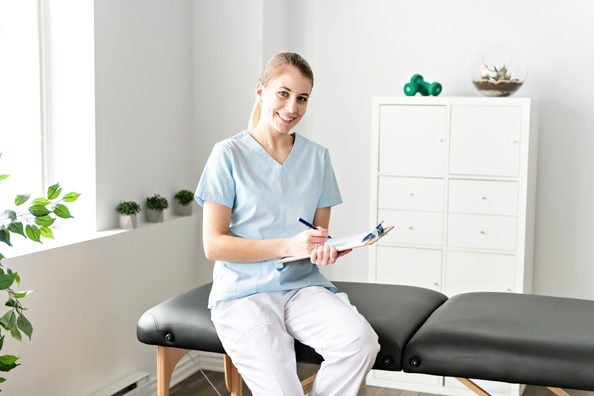 Una fisioterapia de rehabilitación moderno en la sala de