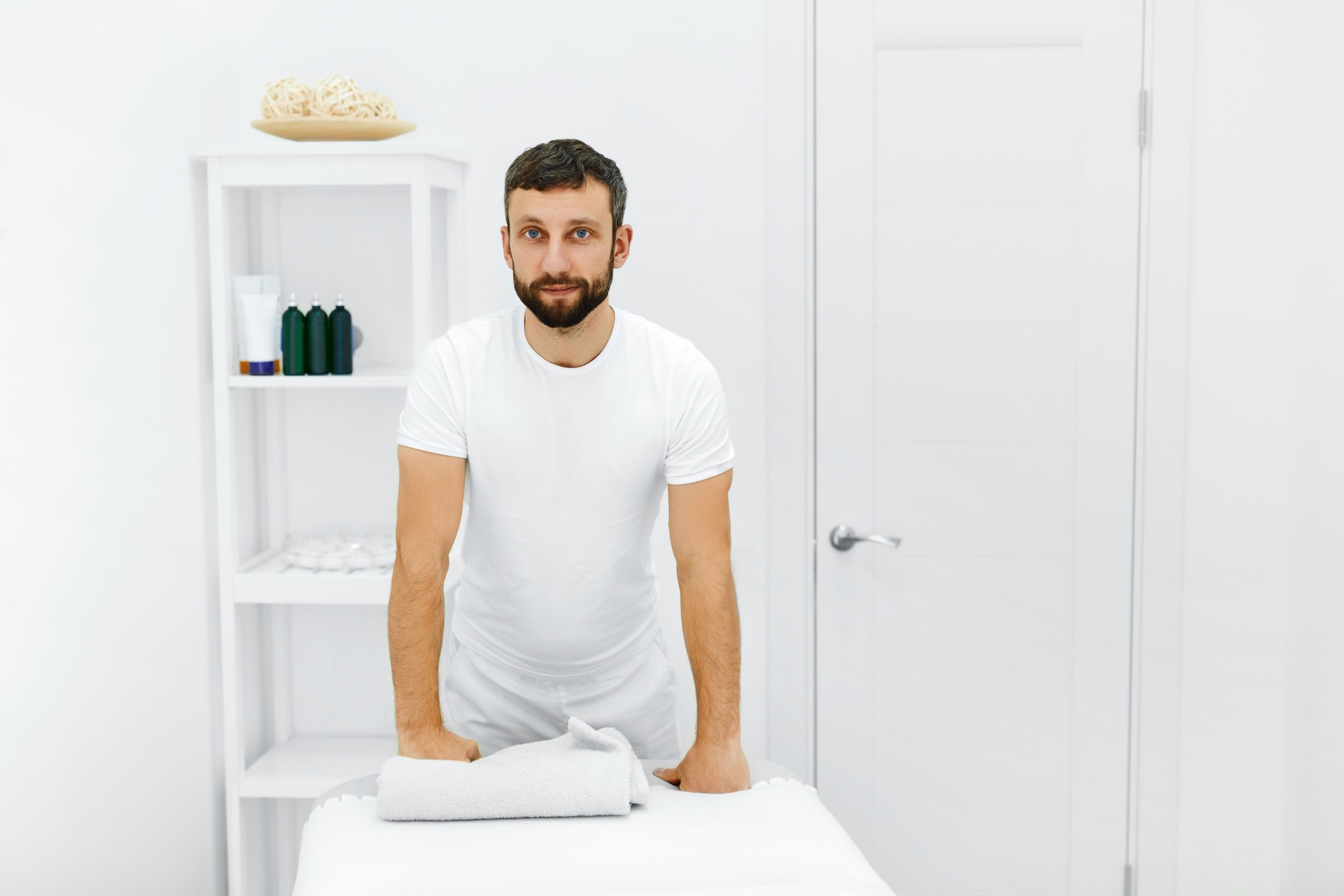 Cuidado del cuerpo. Masseur en el Spa, salón de belleza. Fisioterapeuta. Masaje de la